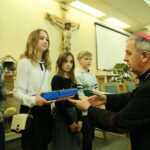 III Diecezjalny Konkurs na Świętokrzyską Szopkę Bożonarodzeniową. Biskup Jan Piotrowski wręcza nagrody dzieciom / Marzena Mąkosa / Radio Kielce