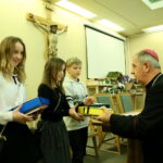 III Diecezjalny Konkurs na Świętokrzyską Szopkę Bożonarodzeniową. Biskup Jan Piotrowski wręcza nagrody dzieciom / Marzena Mąkosa / Radio Kielce