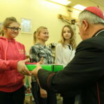 III Diecezjalny Konkurs na Świętokrzyską Szopkę Bożonarodzeniową. Biskup Jan Piotrowski wręcza nagrody dzieciom / Marzena Mąkosa / Radio Kielce