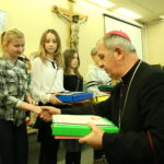 III Diecezjalny Konkurs na Świętokrzyską Szopkę Bożonarodzeniową. Biskup Jan Piotrowski wręcza nagrody dzieciom / Marzena Mąkosa / Radio Kielce