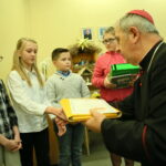 III Diecezjalny Konkurs na Świętokrzyską Szopkę Bożonarodzeniową. Biskup Jan Piotrowski wręcza nagrody dzieciom / Marzena Mąkosa / Radio Kielce