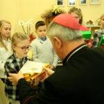 III Diecezjalny Konkurs na Świętokrzyską Szopkę Bożonarodzeniową. Biskup Jan Piotrowski wręcza nagrody dzieciom / Marzena Mąkosa / Radio Kielce