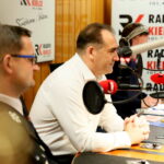 "Choinka pod choinkę" w Radio Kielce. Finał licytacji drzewka Radia Kielce. Na zdjęciu: Janusz Knap - Prezes Zarządu Radio Kielce / Marzena Mąkosa / Radio Kielce