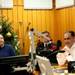 "Choinka pod choinkę" w Radio Kielce. Finał licytacji drzewka Radia Kielce. Na zdjęciu: Daniel Lenart - dziennikarz Radio Kielce, Piotr Zegadło - Prezes OSP w Masłowie oraz Janusz Knap - Prezes Zarządu Radio Kielce / Marzena Mąkosa / Radio Kielce