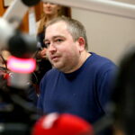 "Choinka pod choinkę" w Radio Kielce. Finał licytacji drzewka Radia Kielce. Na zdjęciu: Daniel Lenart - dziennikarz Radio Kielce / Marzena Mąkosa / Radio Kielce