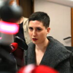 "Choinka pod choinkę" w Radio Kielce. Finał licytacji drzewka Radia Kielce. Na zdjęciu: Katarzyna Prędotka - dziennikarz Radio Kielce / Marzena Mąkosa / Radio Kielce