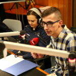 "Choinka pod choinkę" w Radio Kielce. Finał licytacji drzewka Radia Kielce. Karolina Świercz i Michał Kita / Marzena Mąkosa / Radio Kielce