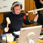 "Choinka pod choinkę" w Radio Kielce. Finał licytacji drzewka Radia Kielce. Na zdjęciu: Paweł Solarz / Marzena Mąkosa / Radio Kielce