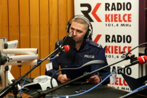 "Choinka pod choinkę" w Radio Kielce. Finał licytacji drzewka Radia Kielce. Mateusz Sakwa / Marzena Mąkosa / Radio Kielce
