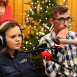 "Choinka pod choinkę" w Radio Kielce. Finał licytacji drzewka Radia Kielce. Karolina Świercz i Michał Kita / Marzena Mąkosa / Radio Kielce
