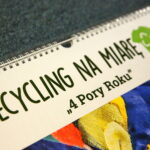 "Choinka pod choinkę". Prezent dołączony do drzewka - kalendarz "Recycling na miarę - 4 Pory Roku" / Marzena Mąkosa / Radio Kielce
