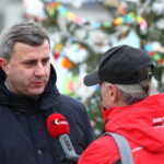 Konkurs "Najładniej udekorowana choinka" w ramach akcji: "Ożywiamy daleszycki rynek". Dariusz Meresiński - Burmistrz Miasta i Gminy Daleszyce / Marzena Mąkosa / Radio Kielce
