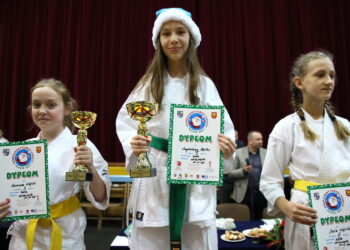 Mikołajkowy turniej karate. Zuzanna Wójcik, Magdalena Kęćko, Julia Wójcik / Marzena Mąkosa / Radio Kielce