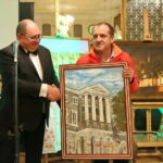 Aukcja na rzecz budowy "Ławeczki Andrzeja Koziei". Na zdjęciu: Ryszard Mańko i Jacek Wiatrowski / Marzena Mąkosa / Radio Kielce