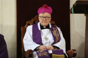 Betlejemskie Światło Pokoju. Biskup Andrzej Kaleta / Marzena Mąkosa / Radio Kielce