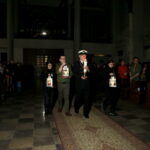 Tradycyjne przekazanie Betlejemskiego Światła Pokoju w Sanktuarium Miłosierdzia Bożego w Kielcach. / Marzena Mąkosa / Radio Kielce