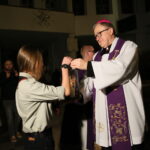 Tradycyjne przekazanie Betlejemskiego Światła Pokoju w Sanktuarium Miłosierdzia Bożego w Kielcach. / Marzena Mąkosa / Radio Kielce