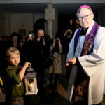 Tradycyjne przekazanie Betlejemskiego Światła Pokoju w Sanktuarium Miłosierdzia Bożego w Kielcach. / Marzena Mąkosa / Radio Kielce