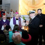 Tradycyjne przekazanie Betlejemskiego Światła Pokoju w Sanktuarium Miłosierdzia Bożego w Kielcach. / Marzena Mąkosa / Radio Kielce