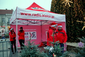 Akcja choinki dla słuchaczy na Rynku w Kielcach / Marzena Mąkosa / Radio Kielce
