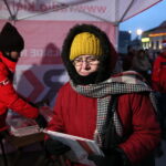 Akcja choinki dla słuchaczy na Rynku w Kielcach / Marzena Mąkosa / Radio Kielce