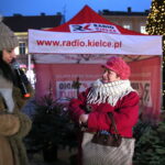 Akcja choinki dla słuchaczy na Rynku w Kielcach / Marzena Mąkosa / Radio Kielce