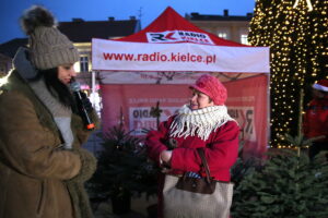Akcja choinki dla słuchaczy na Rynku w Kielcach / Marzena Mąkosa / Radio Kielce
