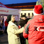 Akcja choinki dla słuchaczy na Rynku w Kielcach / Marzena Mąkosa / Radio Kielce