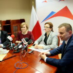 Konferencja dotycząca programu „Zorza” – czyste powietrze nad Świętokrzyskiem. Na zdjęciu: Mariusz Goraj - wiceprezes Wojewódzkiego Funduszu Ochrony Środowiska i Gospodarki Wodnej, Anna Krupka - poseł PiS, Agata Wojtyszek - wojewoda świętokrzyski i Ryszard Gliwiński - prezes Zarządu Wojewódzkiego Funduszu Ochrony Środowiska i Gospodarki Wodnej / Marzena Mąkosa / Radio Kielce