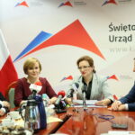 Konferencja dotycząca programu „Zorza” – czyste powietrze nad Świętokrzyskiem. Na zdjęciu: Mariusz Goraj - wiceprezes Wojewódzkiego Funduszu Ochrony Środowiska i Gospodarki Wodnej, Anna Krupka - poseł PiS, Agata Wojtyszek - wojewoda świętokrzyski i Ryszard Gliwiński - prezes Zarządu Wojewódzkiego Funduszu Ochrony Środowiska i Gospodarki Wodnej / Marzena Mąkosa / Radio Kielce