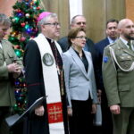 Wigilia w Centrum Przygotowań do Misji Zagranicznych w Kielcach. Na zdjęciu: ks. ppłk Grzegorz Kamiński, biskup Andrzej Kaleta, Agata Wojtyszek - wojewoda świętokrzyski i pułkownik Paweł Chabielski / Marzena Mąkosa / Radio Kielce