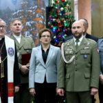 Wigilia w Centrum Przygotowań do Misji Zagranicznych w Kielcach. Na zdjęciu: biskup Andrzej Kaleta, ks. ppłk Grzegorz Kamiński, Agata Wojtyszek - wojewoda świętokrzyski, płk Paweł Chabielski / Marzena Mąkosa / Radio Kielce