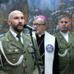 Wigilia w Centrum Przygotowań do Misji Zagranicznych w Kielcach. Pułkownik Paweł Chabielski, biskup Andrzej Kaleta, ks. ppłk Grzegorz Kamiński. / Marzena Mąkosa / Radio Kielce