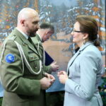 Wigilia w Centrum Przygotowań do Misji Zagranicznych w Kielcach. Pułkownik Paweł Chabielski i Agata Wojtyszek - wojewoda świętokrzyski / Marzena Mąkosa / Radio Kielce