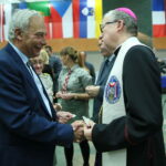 Wigilia w Centrum Przygotowań do Misji Zagranicznych w Kielcach. Na zdjęciu: prof. dr hab. inż. Wiesław Trąmpczyński oraz biskup Andrzej Kaleta / Marzena Mąkosa / Radio Kielce