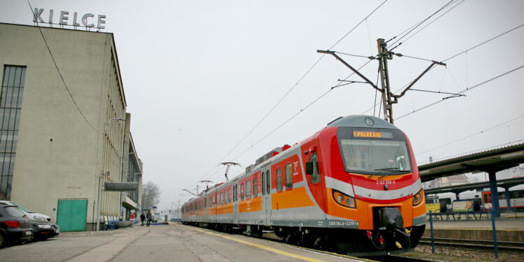Prezentacja pociągu EZT po gruntownej modernizacji. / Marzena Mąkosa / Radio Kielce