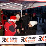 Radio Kielce rozdaje choinki na święta / Tomasz Piwko / Radio Kielce