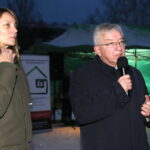 Radio Kielce rozdaje choinki na święta. Na zdjęciu: Małgorzata Pruś, dyrektor Biura Poselskiego Krzysztofa Lipca oraz Krzysztof Lipiec, poseł na Sejm RP / Marzena Mąkosa / Radio Kielce