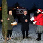 Radio Kielce rozdaje choinki na święta. Na zdjęciu: Małgorzata Pruś, dyrektor Biura Poselskiego Krzysztofa Lipca oraz Krzysztof Lipiec, poseł na Sejm RP / Marzena Mąkosa / Radio Kielce