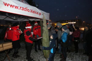 Radio Kielce rozdaje choinki na święta / Marzena Mąkosa / Radio Kielce