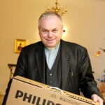 Prezenty świąteczne dla hospicjum kieleckiej Caritas. Na zdjęciu: ks. Stanisław Słowik / Marzena Mąkosa / Radio Kielce