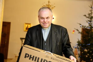 Prezenty świąteczne dla hospicjum kieleckiej Caritas. Na zdjęciu: ks. Stanisław Słowik / Marzena Mąkosa / Radio Kielce
