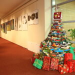 Choinka z książek w Bibliotece Uniwersytetu Jana Kochanowskiego w Kielcach / Marzena Mąkosa / Radio Kielce