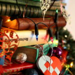 Choinka z książek w Bibliotece Uniwersytetu Jana Kochanowskiego w Kielcach / Marzena Mąkosa / Radio Kielce