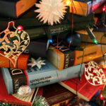 Choinka z książek w Bibliotece Uniwersytetu Jana Kochanowskiego w Kielcach / Marzena Mąkosa / Radio Kielce