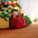 Choinka z książek w Bibliotece Uniwersytetu Jana Kochanowskiego w Kielcach / Marzena Mąkosa / Radio Kielce