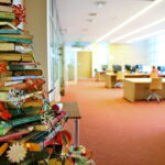 Choinka z książek w Bibliotece Uniwersytetu Jana Kochanowskiego w Kielcach / Marzena Mąkosa / Radio Kielce