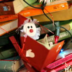 Choinka z książek w Bibliotece Uniwersytetu Jana Kochanowskiego w Kielcach / Marzena Mąkosa / Radio Kielce