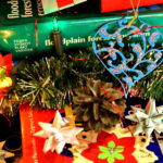 Choinka z książek w Bibliotece Uniwersytetu Jana Kochanowskiego w Kielcach / Marzena Mąkosa / Radio Kielce