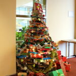 Choinka z książek w Bibliotece Uniwersytetu Jana Kochanowskiego w Kielcach / Marzena Mąkosa / Radio Kielce